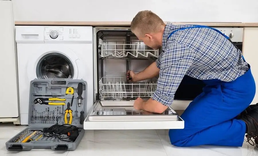Ödemiş Maytag servisi teknisyen ekibi beyaz eşya tamiri yaparken